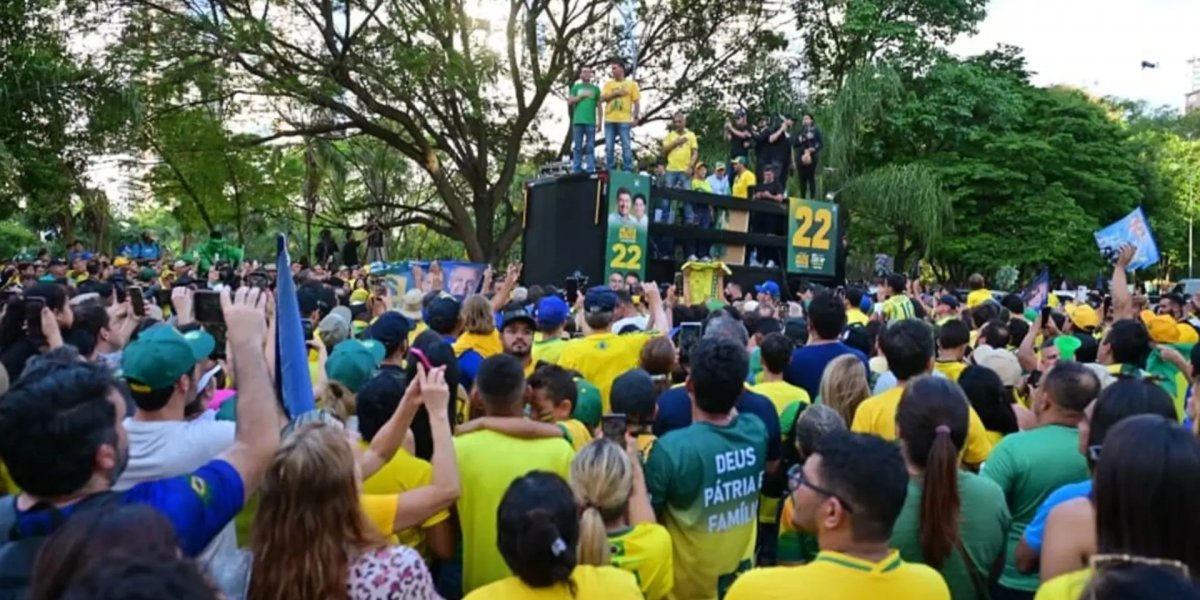 Flávio Bolsonaro reage após carreata ser alvo de ovos: ‘Tentativa de homicídio’