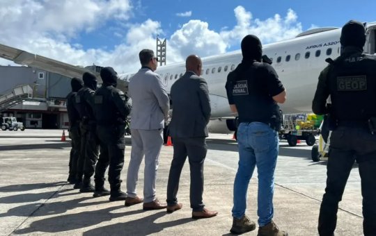 Governo da Bahia realiza transferência de cinco líderes de facções para presídios federais