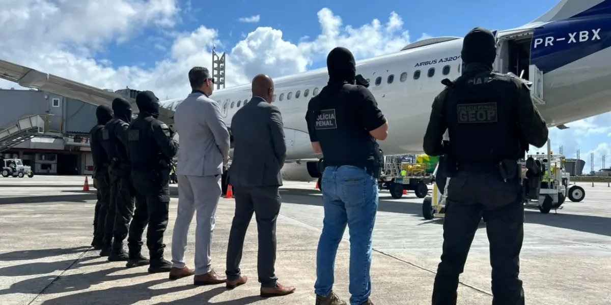 Governo da Bahia realiza transferência de cinco líderes de facções para presídios federais