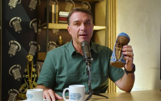 Flávio Bolsonaro diz que fake news sobre Nossa Senhora Aparecida foi “uma espécie de facada”