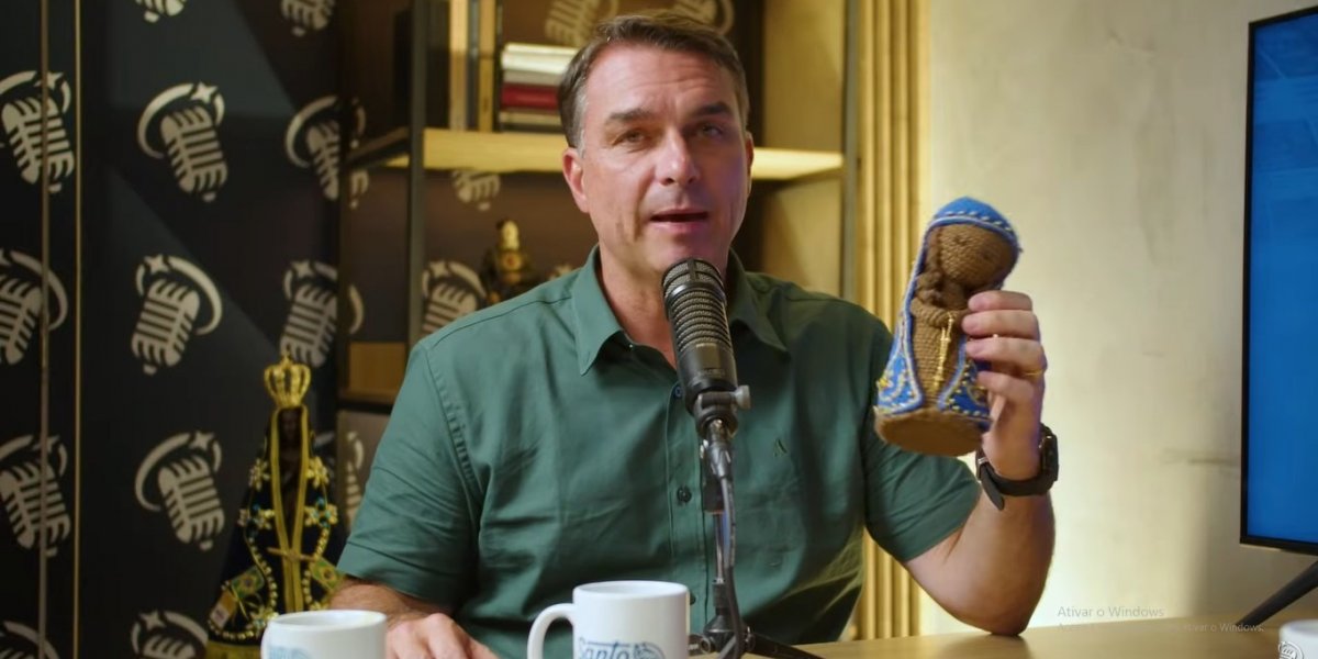 Flávio Bolsonaro diz que fake news sobre Nossa Senhora Aparecida foi “uma espécie de facada”