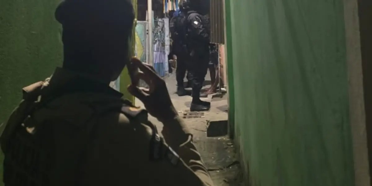 Polícia apreende adolescente com suspeita de tráfico por fazer reféns em Salvador