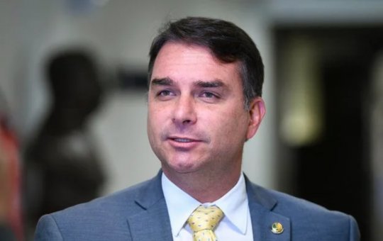 Mensagens de ex-sócio mencionam Flávio Bolsonaro em festas privadas com prostitutas e orgias