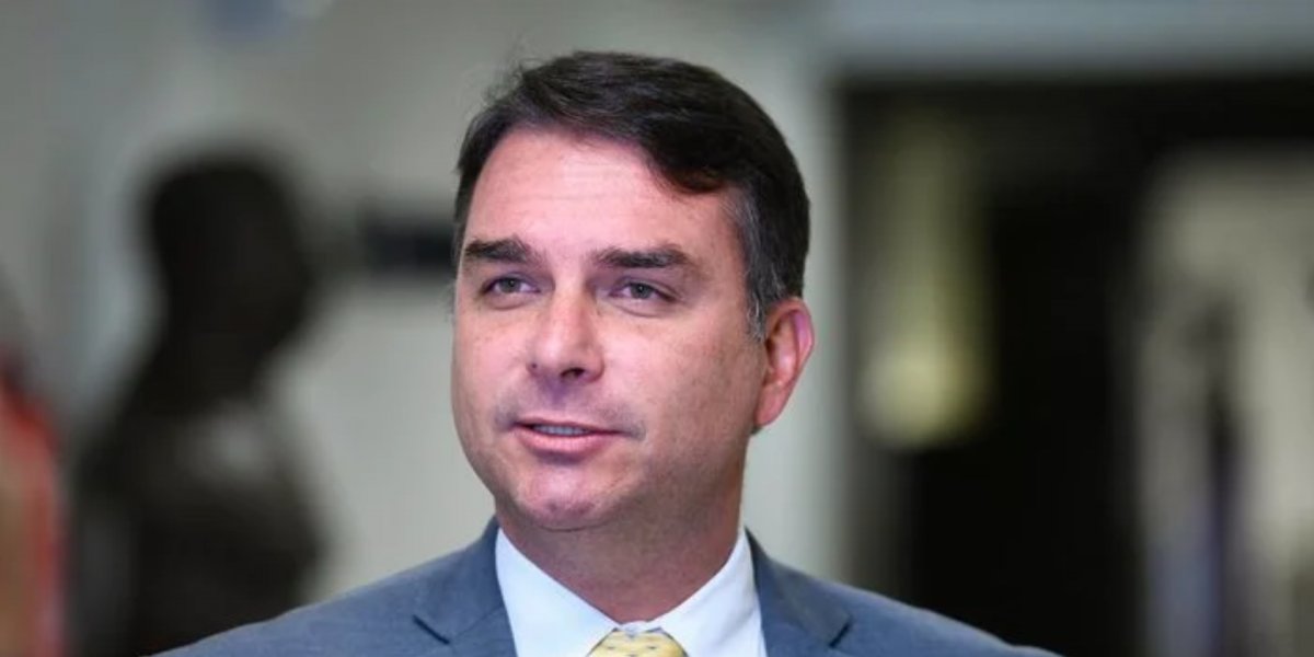 Mensagens de ex-sócio mencionam Flávio Bolsonaro em festas privadas com prostitutas e orgias