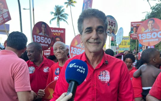 Deputado Estadual Robinson Almeida diz que "44 nem pra botar no pé" durante caminhada de Lula em Salvador