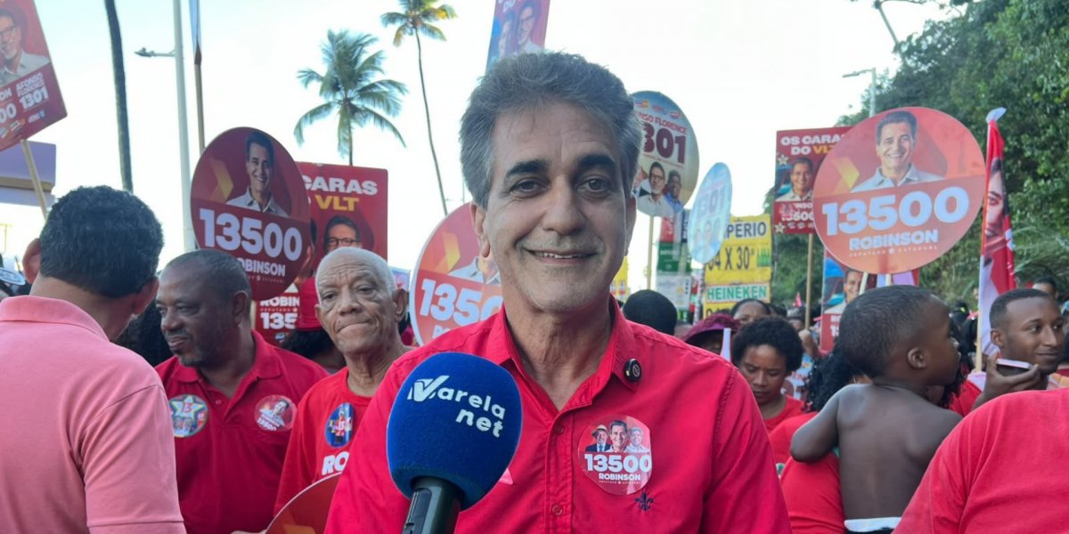 Deputado Estadual Robinson Almeida diz que "44 nem pra botar no pé" durante caminhada de Lula em Salvador