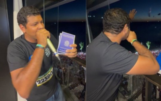 Diego Castro faz protesto durante caminhada de Lula em Salvador e exibe carteiras de trabalho
