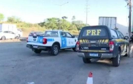 Motociclista morre após colidir com caminhão na BR-324