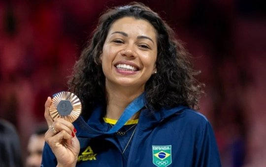 Medalhista olímpica de vôlei, Carolana revela diagnóstico de câncer de colo de útero