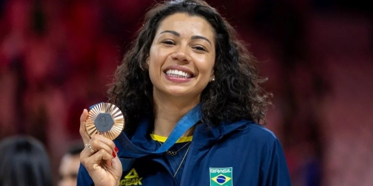 Medalhista olímpica de vôlei, Carolana revela diagnóstico de câncer de colo de útero