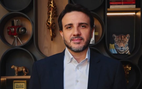 Renan Santos aciona TSE para tentar participar de debate da Globo