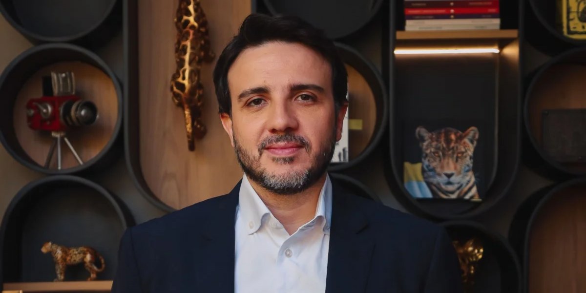 Renan Santos aciona TSE para tentar participar de debate da Globo