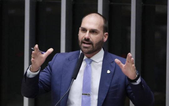 Eduardo diz que ficará “na cola” de diplomatas que teriam “sabotado” governo do pai em eventual eleição de Flávio