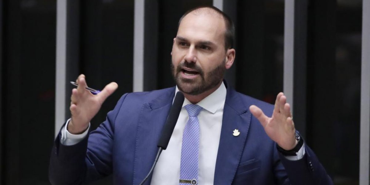 Eduardo diz que ficará “na cola” de diplomatas que teriam “sabotado” governo do pai em eventual eleição de Flávio
