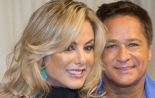 Leonardo se atrapalha ao pagar conta em restaurante e precisa de ajuda de Poliana Rocha