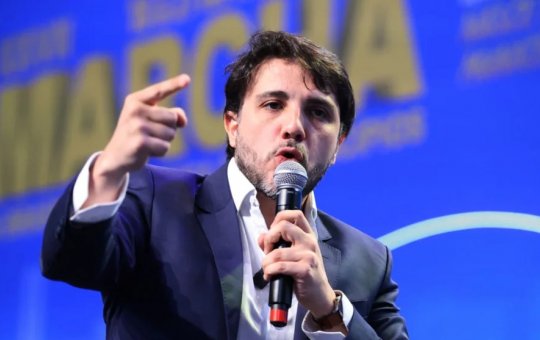 Após debate ser cancelado, Renan Santos reúne apoiadores em frente à Globo