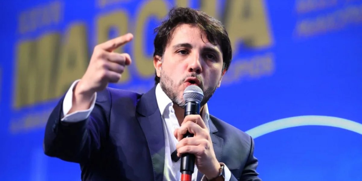 Após debate ser cancelado, Renan Santos reúne apoiadores em frente à Globo