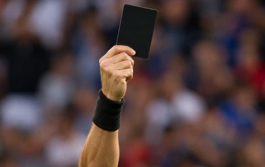Cartão preto é criado para encerrar partidas após abusos de torcedores; entenda a nova regra