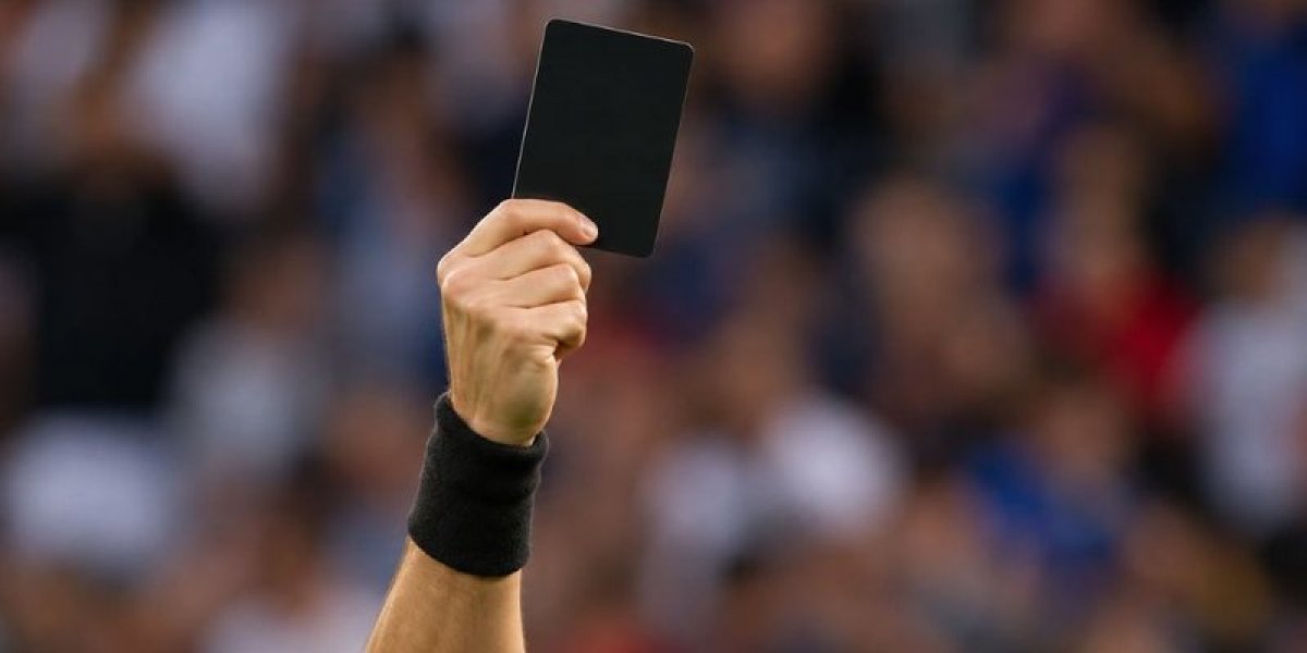 Cartão preto é criado para encerrar partidas após abusos de torcedores; entenda a nova regra