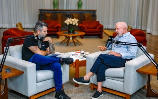 Durante entrevista no Flow, Lula chama Bolsonaro de 'ridículo e incompetente'