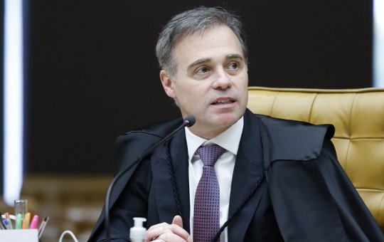 Tensão no TSE: Mendonça manda remover posts que ligam Flávio Bolsonaro a Nossa Senhora Aparecida