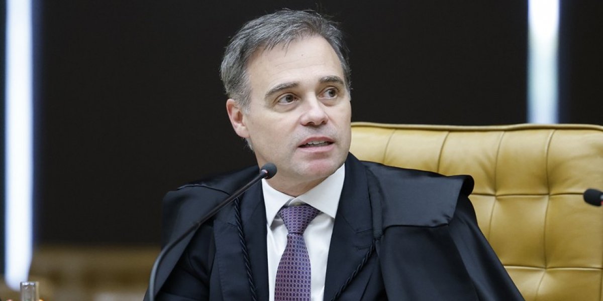 Tensão no TSE: Mendonça manda remover posts que ligam Flávio Bolsonaro a Nossa Senhora Aparecida