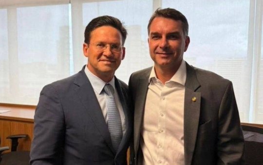 Flávio Bolsonaro critica Judiciário em ligação com João Roma e pede votos para ACM Neto