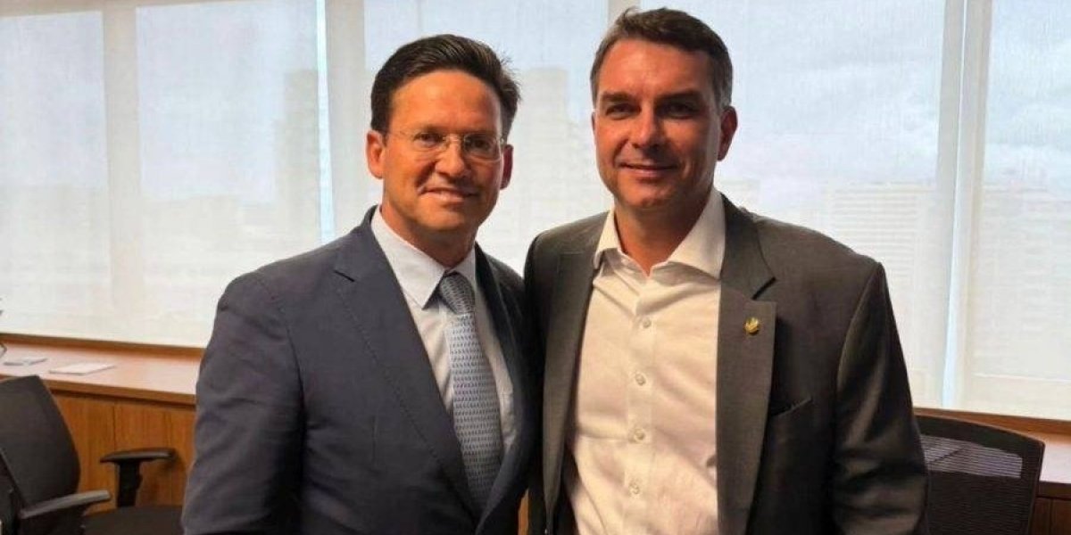 Flávio Bolsonaro critica Judiciário em ligação com João Roma e pede votos para ACM Neto
