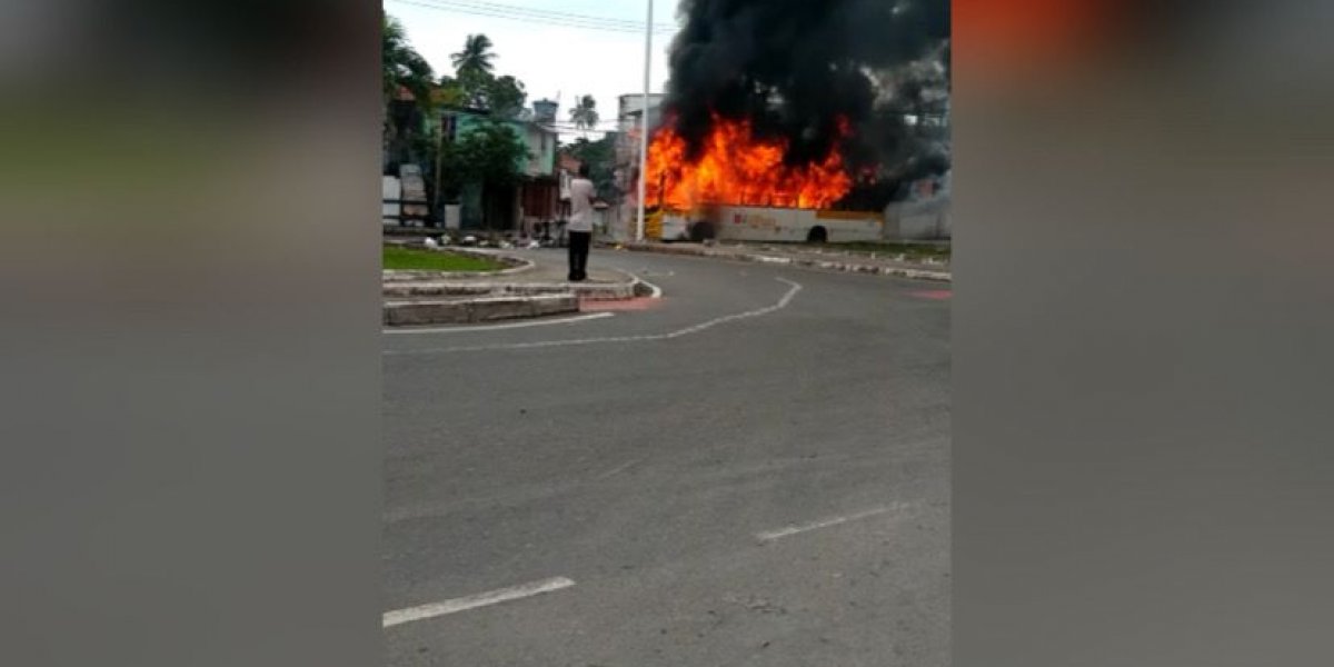 Em protesto, ônibus é incendiado em Periperi