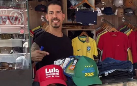 Comerciante viraliza com ‘disputa’ de bonés de Lula e Flávio Bolsonaro em Feira de Santana