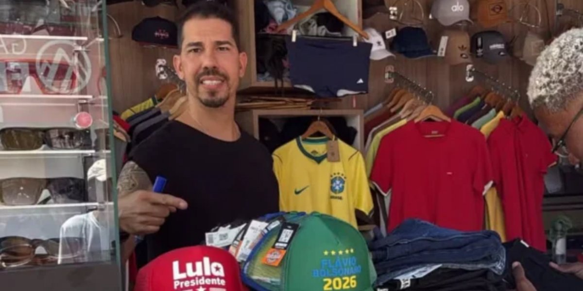 Comerciante viraliza com ‘disputa’ de bonés de Lula e Flávio Bolsonaro em Feira de Santana