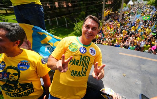 Flávio Bolsonaro lidera votação entre brasileiros no Japão no primeiro turno