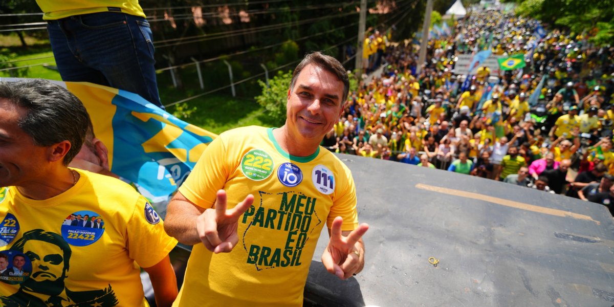 Flávio Bolsonaro lidera votação entre brasileiros no Japão no primeiro turno
