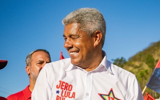 Jerônimo chega para votar em Salvador cercado por aliados e uma multidão de apoiadores