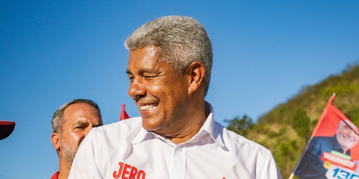 Jerônimo chega para votar em Salvador cercado por aliados e uma multidão de apoiadores