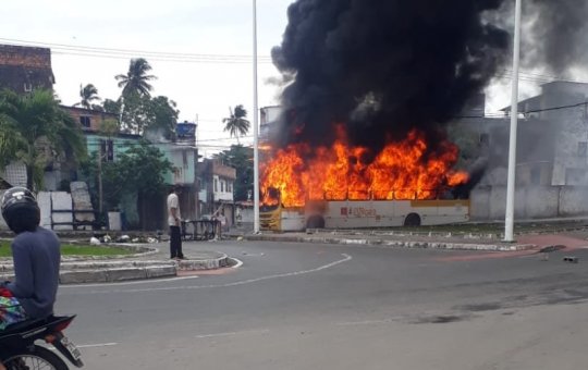 Semob lamenta ônibus incendiado em Periperi: "Só traz prejuízos à população"