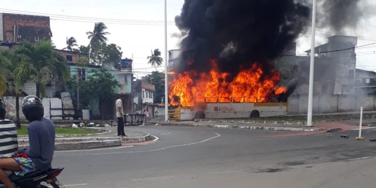 Semob lamenta ônibus incendiado em Periperi: "Só traz prejuízos à população"