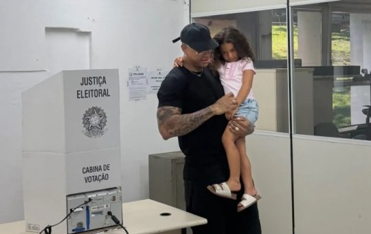 Leo Santana vota em Salvador ao lado de Liz: 'Papel de cidadão exercido com sucesso'