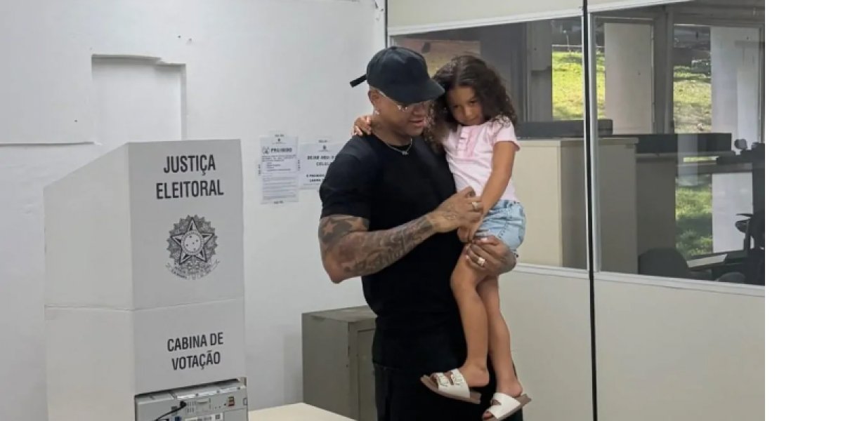 Leo Santana vota em Salvador ao lado de Liz: 'Papel de cidadão exercido com sucesso'