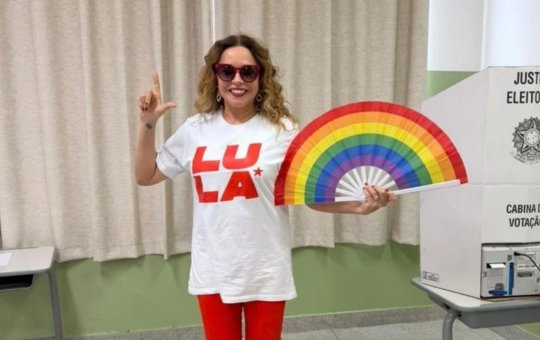 Daniela Mercury posta fotos durante votação e destaca apoio a Lula: "Maior Chefe de Estado do mundo"