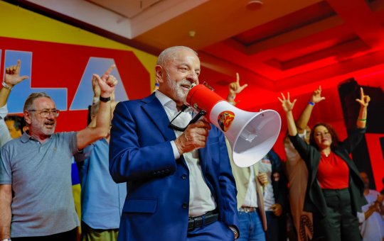 Após resultado das eleições, Lula se pronuncia e afirma: 'O povo gosta que eu dispute o segundo turno'