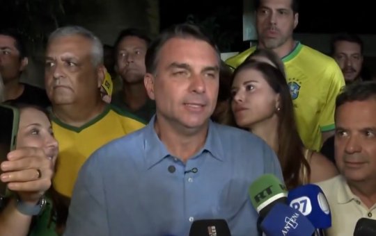 Após resultado do 1º turno, Flávio Bolsonaro afirma: “Está decretado o fim da era do PT”