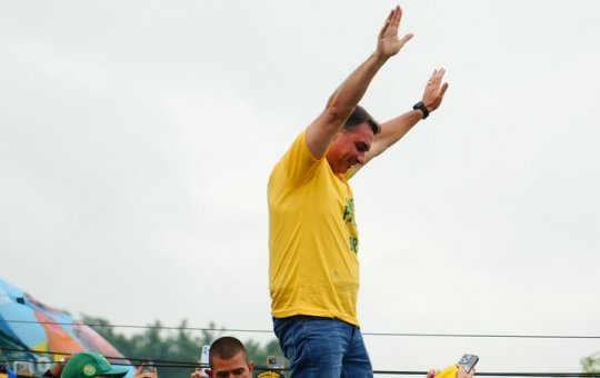 Flávio Bolsonaro cresce na Bahia, supera votação do pai e vence Lula em quatro cidades
