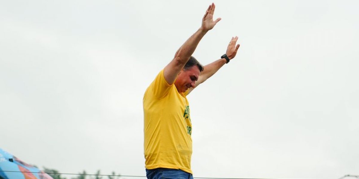 Flávio Bolsonaro cresce na Bahia, supera votação do pai e vence Lula em quatro cidades