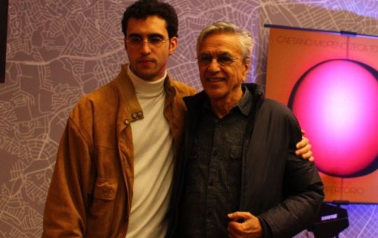 Caetano Veloso se emociona ao celebrar indicação de Zeca Veloso ao Grammy Latino