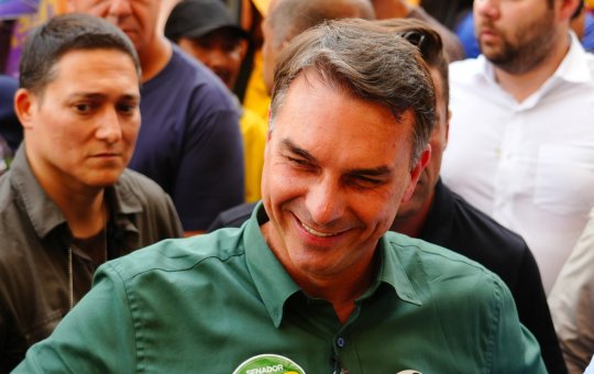 Flávio Bolsonaro critica fim da escala 6x1 e defende liberdade para trabalhador definir jornada