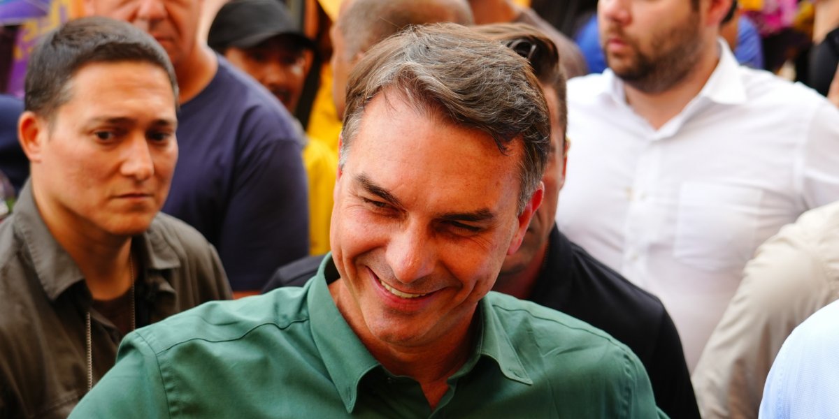 Flávio Bolsonaro critica fim da escala 6x1 e defende liberdade para trabalhador definir jornada