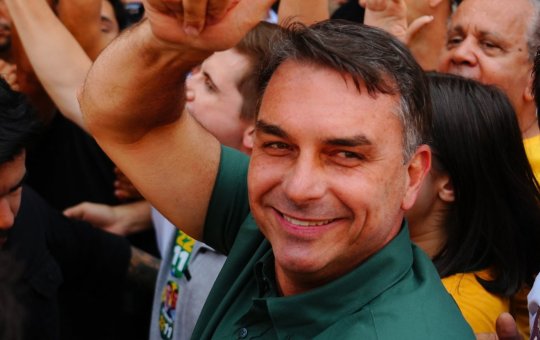 Clubes brasileiros querem declarar apoio a Flávio Bolsonaro no segundo turno, afirma jornalista