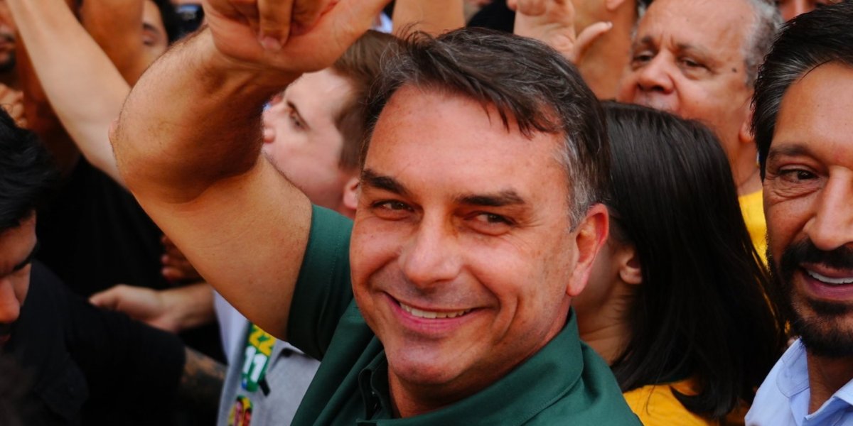 Clubes brasileiros querem declarar apoio a Flávio Bolsonaro no segundo turno, afirma jornalista