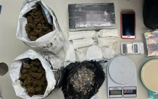 PM apreende mais de 2,7 kg de drogas e 75 frascos de lança-perfume, no bairro de Brotas, em Salvador